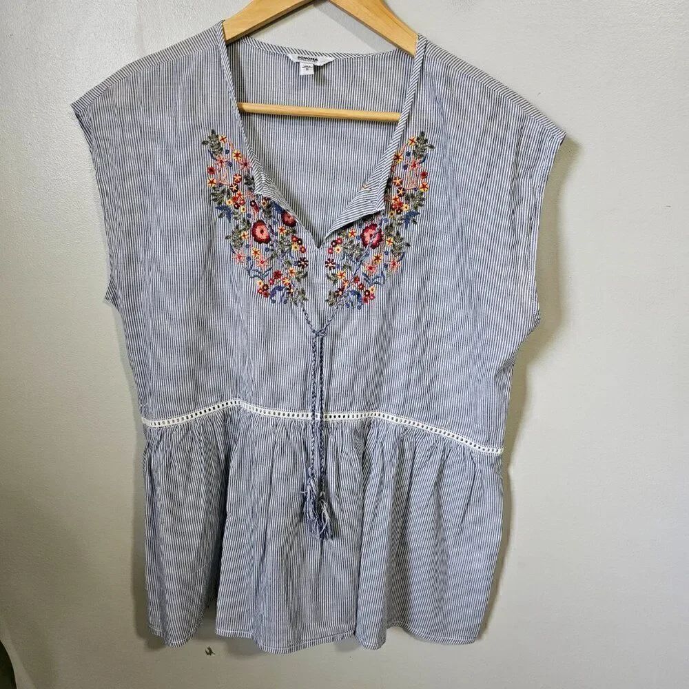 EUC SONOMA GOODS FOR LIFE PINSTRIPED COTTON TOP WITH DAINTY FLORAL EMBROIDERY S